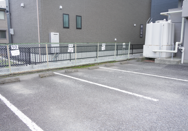 建物東側駐車場